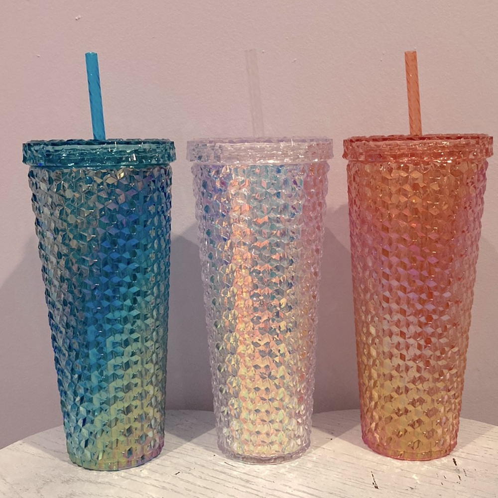 TEXTURED TRAVEL CUP WITH STRAW